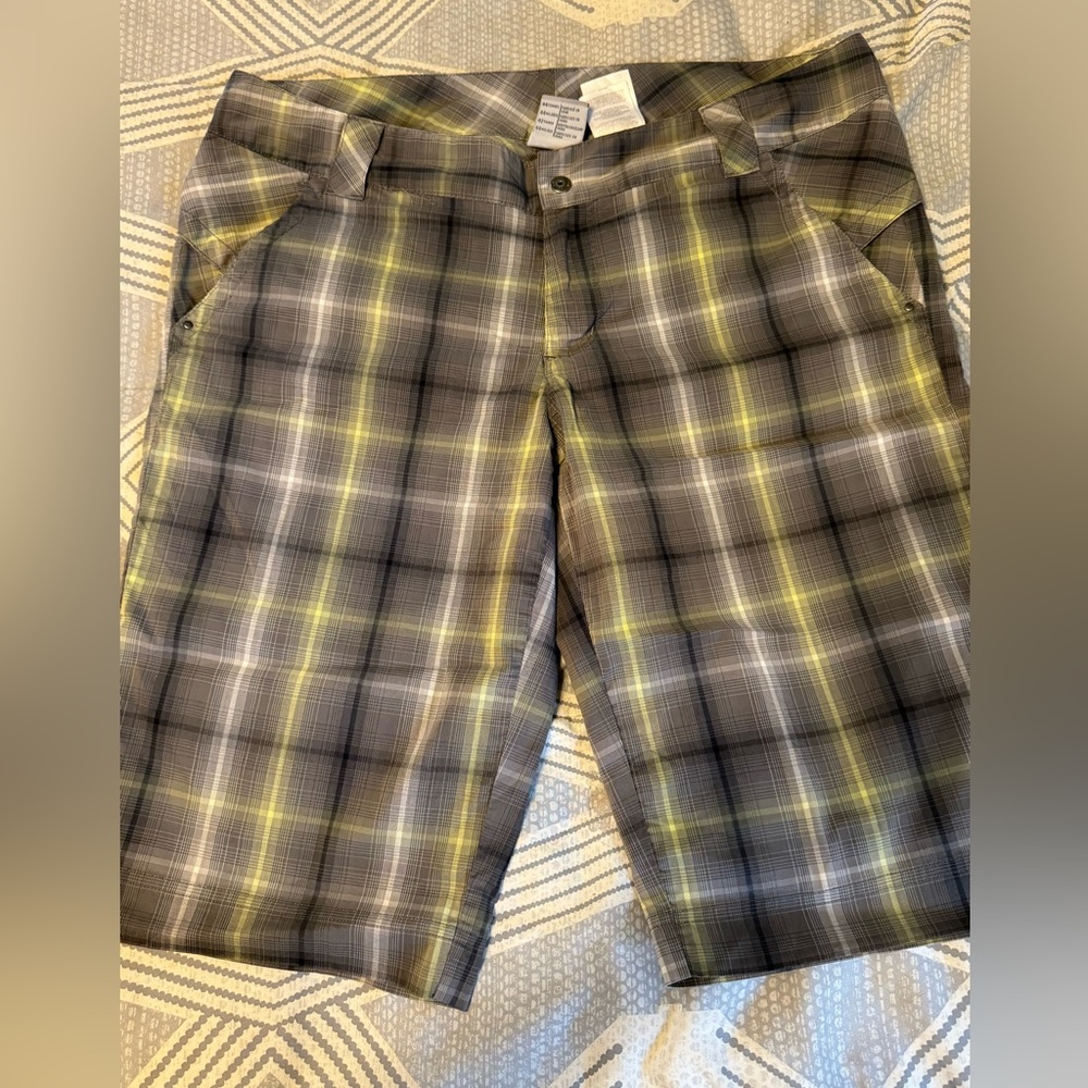 Columbia Grt Omni Dry Gray Green Bermuda Plaid Hiking Shorts Size 12